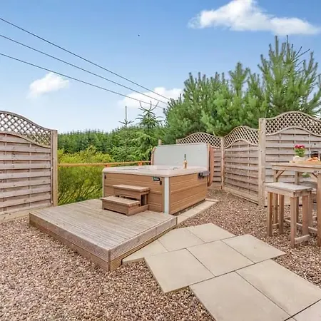 Lochinvar - Clydesdale Log Cabin With Hot Tub Airdrie Extérieur photo