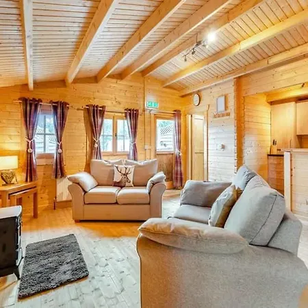 Lochinvar - Clydesdale Log Cabin With Hot Tub Airdrie Extérieur photo