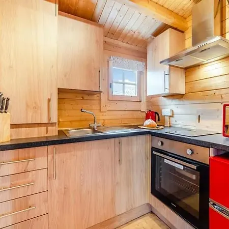 Lochinvar - Clydesdale Log Cabin With Hot Tub Airdrie Extérieur photo