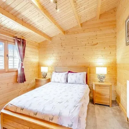 Lochinvar - Clydesdale Log Cabin With Hot Tub Airdrie Extérieur photo