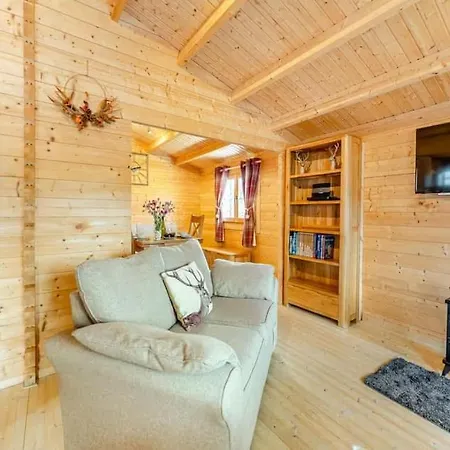 Lochinvar - Clydesdale Log Cabin With Hot Tub Airdrie Extérieur photo