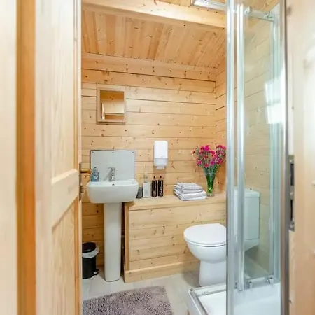 Lochinvar - Clydesdale Log Cabin With Hot Tub Airdrie Extérieur photo