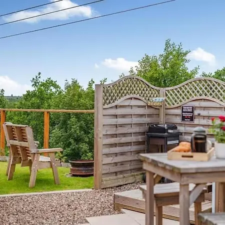 Lochinvar - Clydesdale Log Cabin With Hot Tub Airdrie Extérieur photo