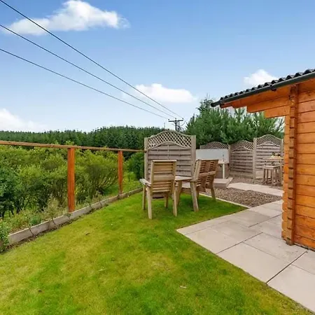 Lochinvar - Clydesdale Log Cabin With Hot Tub Airdrie Extérieur photo